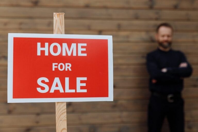 property viewing etiquette in Benahavis - estate agent with home for sale sign.