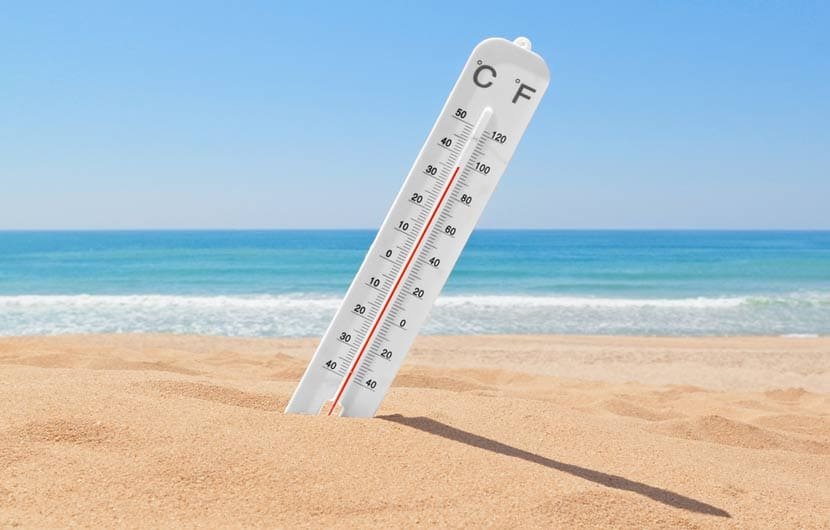 Summer weather in Benahavís with mountain views and warm Mediterranean light