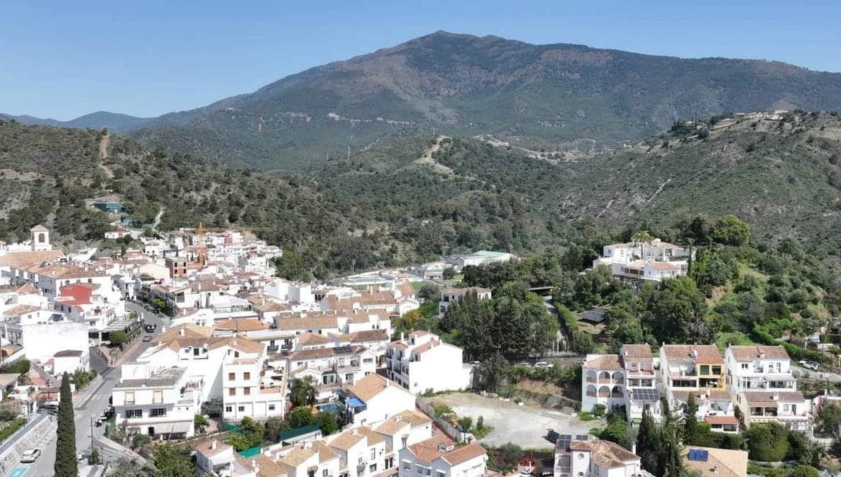 Living in Benahavís Costa del Sol with white village streets and mountain scenery