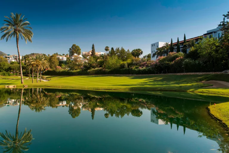Frontline golf homes for sale in Benahavís overlooking the fairway in La Quinta golf course Benahavis - golf course homes vs frontline golf Benahavís