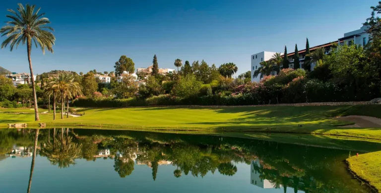 Frontline golf homes overlooking the fairway in La Quinta golf course Benahavis