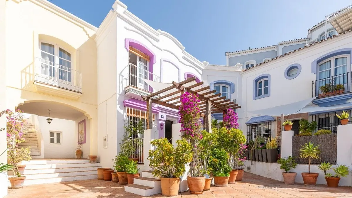 Guide to Choosing the Best Area in Benahavís with hillside homes and Mediterranean views